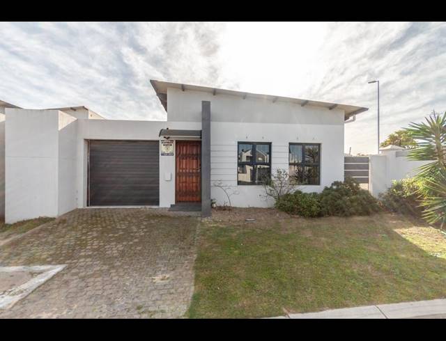 2 BEDROOM TOWNHOUSE FOR SALE IN BURGUNDY ESTATE